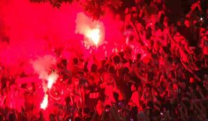 Football/Liga : des supporters de l'Atletico Madrid fêtent le titre avec des fumigènes