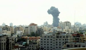 Panache de fumée à Gaza suite à des raids aériens israéliens