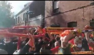 Les supporters du RC Lens chantent Les Corons pendant l'avant match contre le LOSC