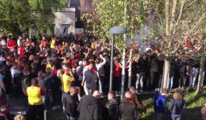Derby RC Lens-LOSC : le bus des joueurs fêté par les supporters