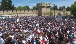 Foule émue au commissariat d'Avignon en hommage au policier tué