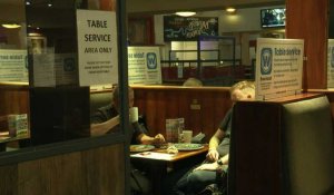 Un pub rouvre pour le service en salles à Londres, alors que l'Angleterre allège les restrictions