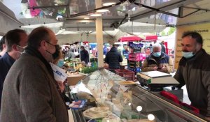 Eric Dupond-Moretti en campagne sur le marché de Berck