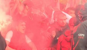 Football/Ligue des champions : les supporters du PSG mettent l'ambiance devant l'hôtel des joueurs