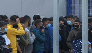 Des migrants font la queue à la frontière espagnole de Ceuta pour retourner au Maroc