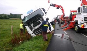 Un poids lourd au fossé à Saint-Josse