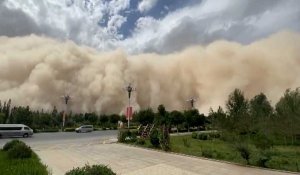 Chine : la ville de Dunhuang avalée par une impressionnante tempête de sable