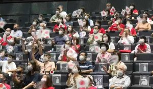 Tokyo-2020: des supporters locaux regardent la finale de softball Japon - Etats-Unis