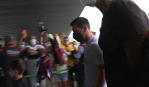 Football: Lionel Messi arrive à l'aéroport de Barcelone