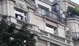 Football : Messi salue les supporters depuis le balcon de l'hôtel