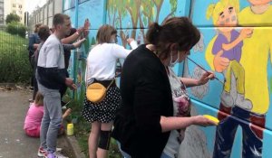 Calais : réalisation d'une fresque par les habitants à la Maison de la famille