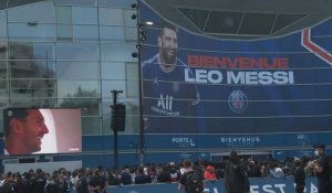 Football/PSG : ambiance devant le Parc avant la conférence de presse de Messi