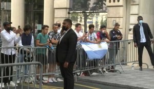 Les supporters devant le palace de Messi pour voir la star argentine
