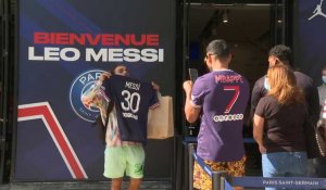 A Paris, les supporters se pressent pour acheter le maillot de Messi