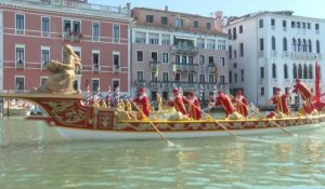 Des bateaux et des gondoles défilent sur le Grand Canal de Venise