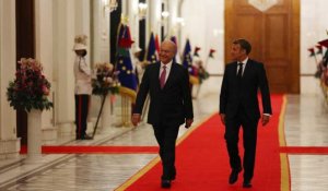 Sommet de Bagdad : Macron appelle à "ne pas baisser la garde" face à l'EI, qui reste une "menace"