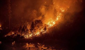 Un vaste feu de forêt menace le lac Tahoe envahi par des fumées toxiques