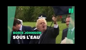 Boris Johnson ne sait toujours pas tenir un parapluie et ça fait rire les Anglais