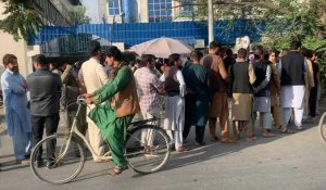 Des Afghans font la queue devant des banques pour retirer de l'argent