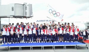 JO : les athlètes de retour en France avec le drapeau olympique