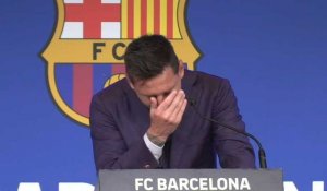 Foot: Messi fond en larmes au début de sa conférence de presse à Barcelone