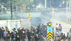 La police thaïlandaise tire du gaz lacrymogène sur les manifestants pro-démocratie à Bangkok