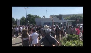 Les manifestants apportent leur soutien aux soignants devant le CHU d’Angers