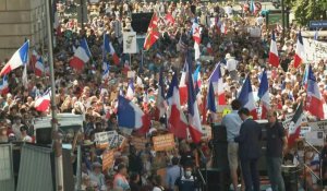 Paris: images du rassemblement anti-pass sanitaire à l'appel de Florian Philippot