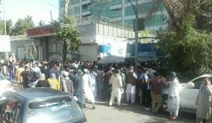 Des files d'attente énormes devant les banques de Kaboul