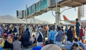 Panique et confusion à l'aéroport de Kaboul, envahi par des milliers d'Afghans