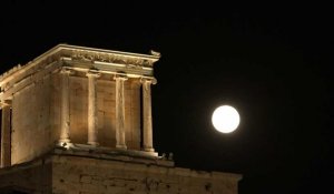 A Athène, une nuit de pleine lune sur l'Acropole
