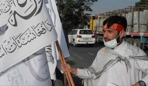 A Kaboul, des vendeurs de rues proposent des drapeaux des talibans