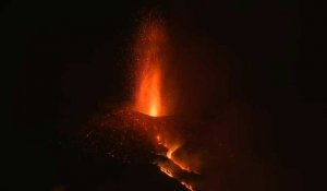 Le volcan Cumbre Vieja aux Canaries continue de cracher de la lave