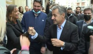 L'ex-président Nicolas Sarkozy dédicace son livre "Promenades": images de l'arrivée