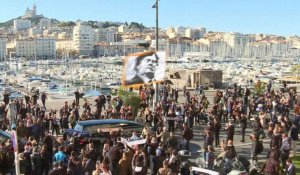 Marseille: des milliers de supporters accompagnent le cercueil de Bernard Tapie