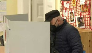 Les bureaux de vote ouvrent pour le second jour des législatives tchèques