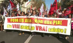 Les accompagnants d'élèves handicapés manifestent à Paris