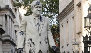 Greenpeace éclabousse de pétrole une statue de Boris Johnson devant Downing Street