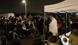 Calais: l'évêque d'Arras célèbre une messe de Noël au côté des migrants