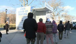 Covid: des New-Yorkais font la queue devant un centre de test