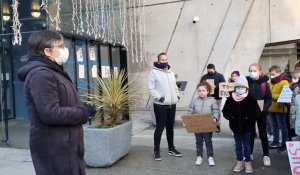 Lillebonne. Les parents d'élèves de l'école Carnot manifestent contre la fermeture de l'établissement