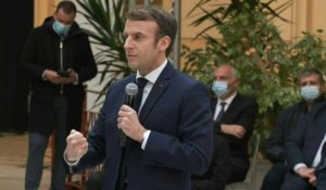 Macron veut "doubler les policiers sur le terrain d'ici à 2030"