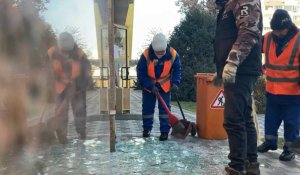 Dans la plus grande ville kazakhe, des ouvriers nettoient les débris après de violentes émeutes