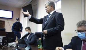 Ukraine : l'ex-président Porochenko devant la justice, accusé de "haute trahison"