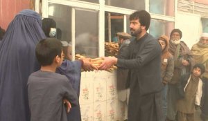 A Kaboul, des distributions de pain pour endiguer la famine