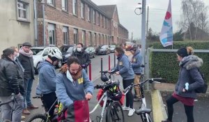Le Roubaix - Paris à vélo des professeurs mécontents passe par Méricourt