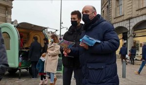 Présidentielle : Sur le marché d'Arras, comment les militants abordent les citoyens pour leur donner un tract