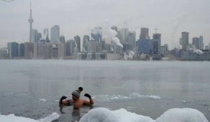 Des Canadiens prennent un bain glacé dans le lac Ontario