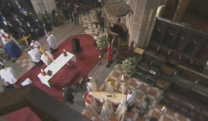 Afrique du sud: le cercueil de Desmond Tutu est transporté hors de la cathédrale