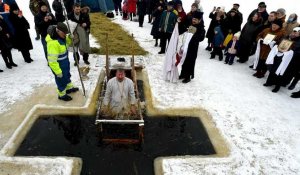 No Comment | Plongeon dans l'eau glacée pour l'épiphanie orthodoxe